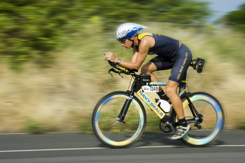 Triathlet auf Zeitfahrrad